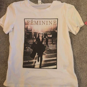  - Fin t-shirt med tryck och guldig text. Aldrig använd. Möts vid röda tunnelbana linjen