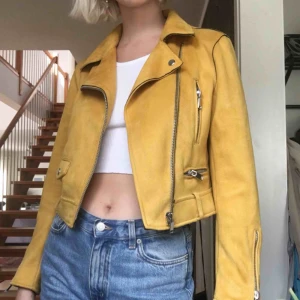  - Gul jacka i mockaimitiation! Sparsamt använd, fint skick. Möts upp i stockholm eller så står du för frakten. 