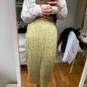  - En superfin plisserad kjol från boohoo, som aldrig kommit till användning då den tyvärr är lite för stor för mig.