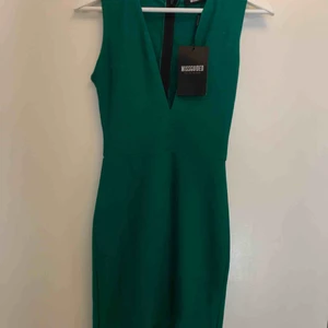  - Helt oanvänd grön bandageklänning från Missguided i storlek S. Nypris: 500 kronor