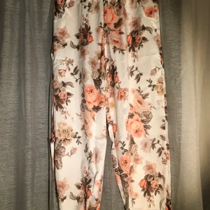 Byxor, pjaymasbyxor - Satinliknande material