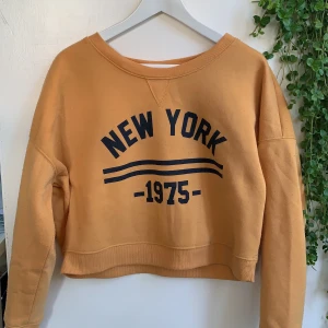 Gul sweatshirt  - Asfet gul sweater från Fashion Express⚡️⚡️ Storlek M. Lite kortare modell. Väldigt bra skick, dock lite nopprig, därför bara 40kr + frakt!! Tveka inte att höra av dig!<33