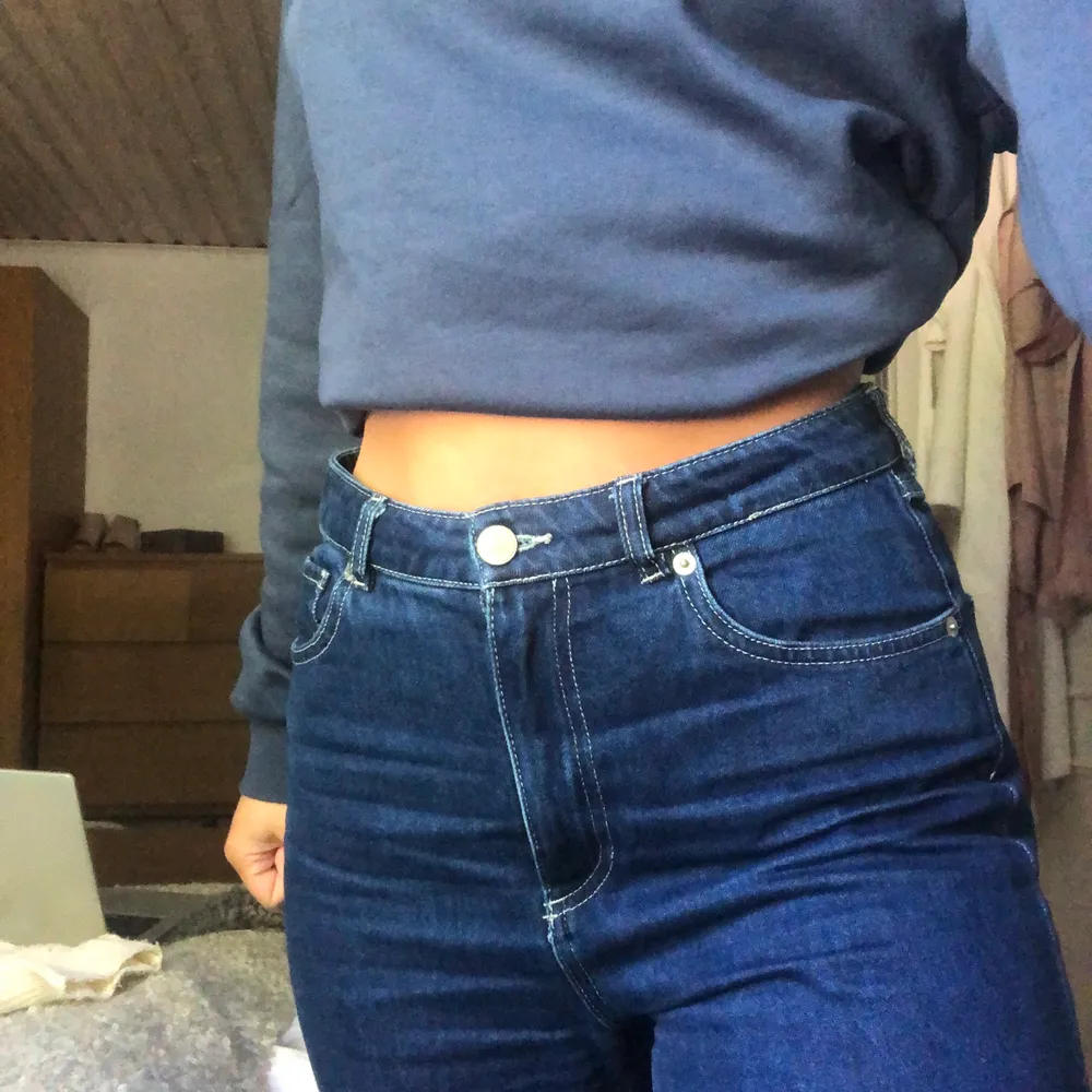 Säljer mina supersnygga och trendiga jeans från Monki då se tyvärr inte passar mig! Om du vill ha mer information eller se fler bilder är det bara att höra av sig💐 köparen står för frakten🥰. Jeans & Byxor.