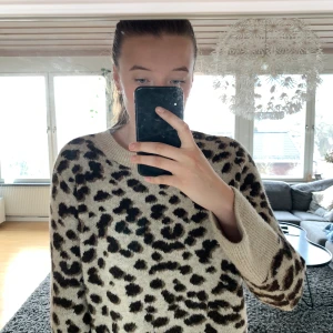 Mysig leopardtröja - Jättefin stickad leopardtröja från HM. Perfekt för varma sommarkvällar. Sparsamt använd. Frakt tillkommer.