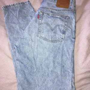 Levis 501 jeans - Säljer dessa Levis jeans i modellen 501, storlek 28, längden vet jag inte men dem är bra i längden för mig som är 1.70. Fint skick och bra passform. Behöver bara strykas🙂 