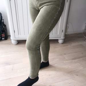 Säljer dessa grönfärgad jeans från ZARA med en rand med små kristaller längst benen. 💚 Jätte fint skick  Inga slitningar eller fläckar (precis som nya) Använda max 3ggr Strl 34 men passar även 36 Nypris 399 mitt pris 110kr⚡️