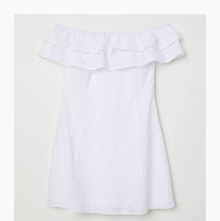 Säljer en vit klänning från hm som endast vart använd en gång, stl 32. Klänningar.