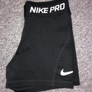 Nike PRO shorts, 100kr+frakt, strl M junior. Fint skick, skriv för mer information