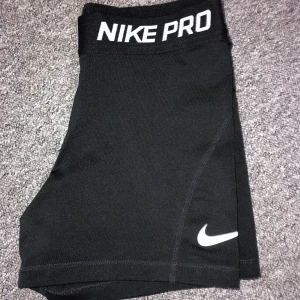 Nike PRO shorts - Nike PRO shorts, 100kr+frakt, strl M junior. Fint skick, skriv för mer information