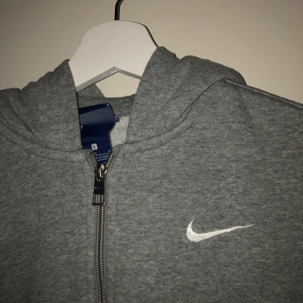 Nike tröja med dragkedja & luva. Barnstorlek L motsvarar XS - S. Hoodies.