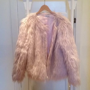  - Puderrosa vintage jacka. Förvånansvärt varm och går och bära stor del av året. Köpt secondhand för 500 kr.