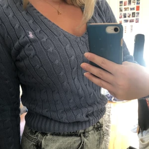 Ralph lauren kabelstickad tröja  - Blå kabelstickad tröja från Ralph Lauren. Storlek L, men passar mer en S/M. Knappt använd pga att det inte är min stil:/