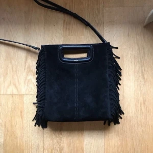 Maje väska - Säljer nu min svarta maje väska. Den är i väldigt bra skick (nyskick)!! Jag har kvitto, dustbagen samt prislappen kvar och medföljer i köpet💞