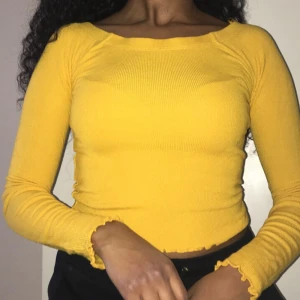 Offshoulder tröja 🌼 - •En söt tröja som man kan även ha som offshoulder. • Köpt från Bikbok.                                               •Använd men i bra skick. Frakt ingår.