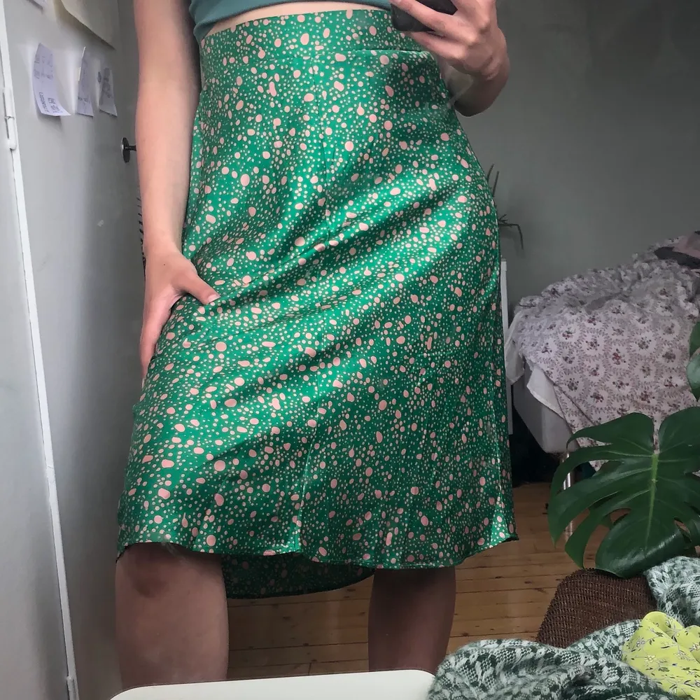 Superfin grön och rosaprickig kjol från monki 🥰 Är i superbra skick och ser typ helt ny ut✨ Är storlek xs men kan passa upp till m pga resårbandet. Kjolar.