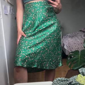 Superfin grön och rosaprickig kjol från monki 🥰 Är i superbra skick och ser typ helt ny ut✨ Är storlek xs men kan passa upp till m pga resårbandet