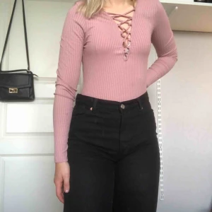  - Smutsrosa body från H&M, knappt använd! Kan justera banden vid bröstet, inte den bästa bh på mig! Bara fråga om ni vill veta något!🍀