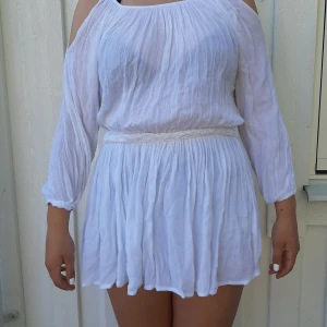 Klänning  - Säljer denna vita klänning. Kommer ifrån Atmosphere och är lite skadad på ena sidan men syns inte. Frakt tillkommer 🥰❤