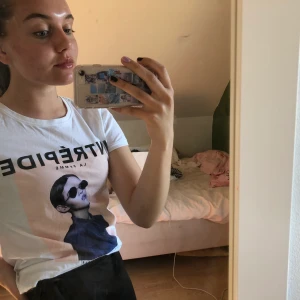 T-shirt med coolt tryck - En nästan helt oanvänd t-shirt. Startpris = 70kr