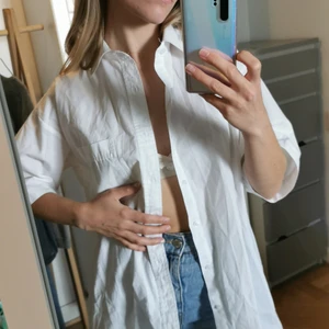 Oversized vit skjorta  - Bra kvalitet! Mansstorlek men typ som en L på mig. Ej frakt, möts upp vid Stureplan eller Slussen 😊🌸