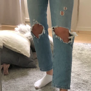 LEVI’S JEANS - Ett par skitsnygga jeans med slitningar från Levi’s som jag dessvärre inte kan få på mig längre. Dom är storlek W26 L28. I väldigt bra skick.