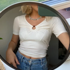 Vit tröja från H&M - Somrig vit topp från H&M, endast testad med prislapp kvar i storlek XS! Nypris 129kr men säljer för 60kr exkl. frakt