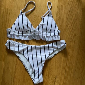 bikini från SHIEN🤩 - säljer denna skit snygga bikini från SHEIN! fick hem den idag så helt ny & därför super bra skick. Säljer den pga att den inte riktigt var min stil. nypris: 130kr , mitt pris: 100kr. frakt står köparen för💕🦋⚡️ (kan ordna fler bilder privat om de önskas)