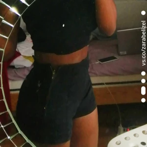 Svarta/gråa shorts - Lite för små för mig. I bra skick. 