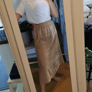 Beige kjol  - Fin och bra skick. Passar S också.  Ej frakt, möts upp vid Stureplan eller Slussen 😊🌸