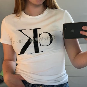 Calvin Klein t-shirt - Använd några ggr men skulle inte säga att den är sliten. Sitter väldigt fint på, väldigt bra passform💞 köparen står för frakt 🍀