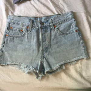 Levi’s jeansshorts - Ett par ljusa jeansshorts från Levi’s. Skulle säga W26/27. Mycket bra skick, som nya. Fraktkostnad på 66kr tillkommer (tot 186kr) annars kan jag mötas upp på söder🥰