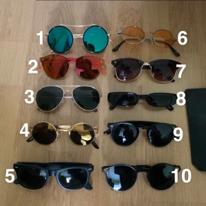 Solglasögon - En massa solglasögon jag samlat på mig genom åren! Skicka vilket nummer du är intresserad av så berättar jag om de finns kvar! :) 30kr styckpris! 