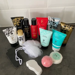 Kit med hud/hårvård - Ett underbart kit med massvis av hudvård, badgrejer och hårprodukter. Kommer inte till användning, inget är använt. Innehåller bl.a badbomber, schampoo, balsam, body scrub, lotion, handkräm osv 🌸 Säljes endast som paket. Produkterna är mini-size 🦋