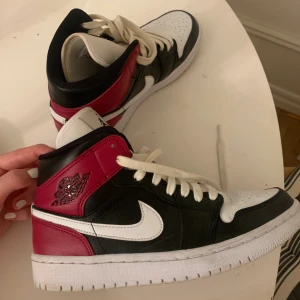 Air jordan - Säljer mina Air Jordan 1 Mid då dem inte kommer till använding. Använd fåtal gånger därav mycket fint skick! Jag kan posta men står inte för frakt 120kr. Bin 1200kr bud 900kr