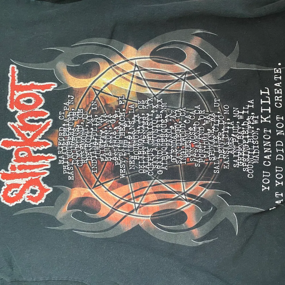 Asball slipknot t-shirt som är köpt secondhand. Den är i använt skick, men det är inget man tänker på, och gör den nästan coolare. Frakt INGÅR i priset✨ HÖGSTA BUD: 95kr. T-shirts.