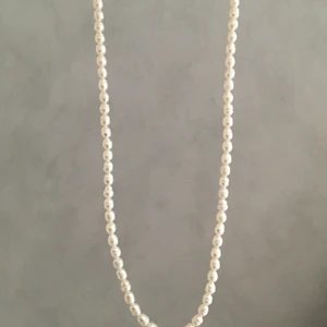 Halsband - Gulligt pärlhalsband. Aldrig använt.  • Köparen står för frakt!