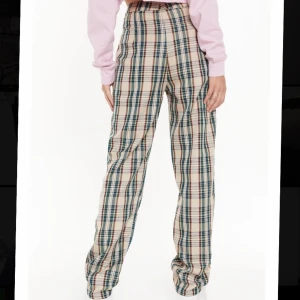 Svinsnygga raka byxor från nastygal - Aldrig använda byxor då dom är för små för mig, dragkedjan är trasig men går att laga själv eller hos skräddare för ca 50kr, storlek 38 men skulle säga att dom passar en 36!!