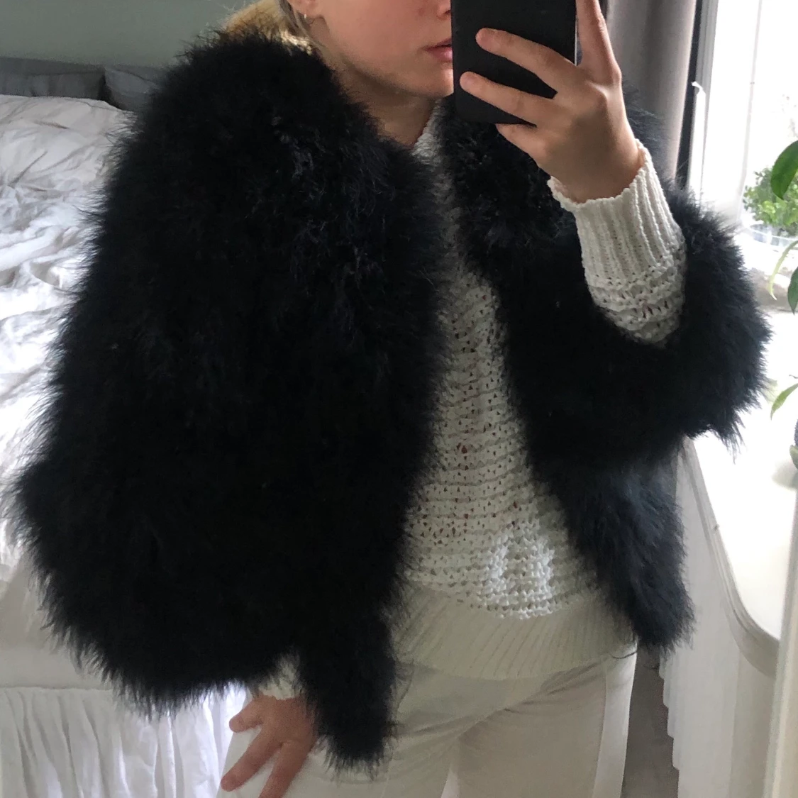 Fluffig svart fjäderjacka - 91