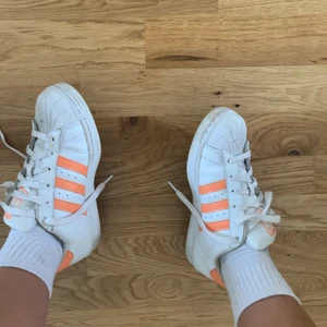 Oranga stan Smith  - Skitsnygga Stan Smith i strl 38 köpta i USA, sparsamt använda men har samlat på sig lite skit när dom har legat oanvända, men tvättar av dom innan dom skickas! Snygg färg med adidas klassiska sträck. Säljs pga. För stora🧡