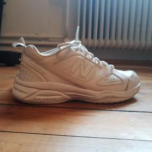 New balance sneakers storlek 37.5 - Sneakers från New balance. Fint skick, sulan har gulnat lite. Storlek 37,5. Frakt tillkommer 