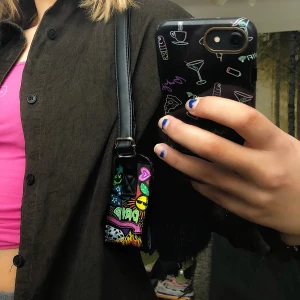 Väska - Liten väska med justerbart band. Detaljer ritade av mig med posca pennor (permanenta och vattentäta). 🔥 