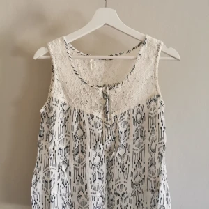 Blus med spets - Söt blus från Only med spetsdetaljer i tunnt linnetyg. Fint skick. Köparen står för frakt. 