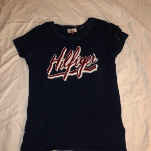 Tommy Hilfiger topp - Använd sparsamt, bra skick. Marinblå