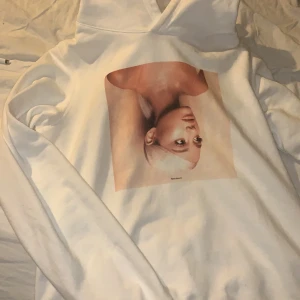 Ariana Grande Hoodie - Mysig fin cool hoodie ifrån  Ariana Grande Kollektionen på h&m. Stl XS använd fåtal gånger🌺 fråga om ni vill ha bilder hur den sitter på den är dock lite liten på mig.💕