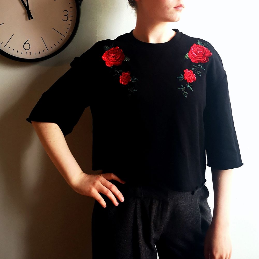 Svart tröja med rosor | Plick Second Hand