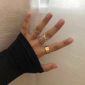 Ringar - Säljer dessa ringar pga för stora för mig, lite små repor men inget som man störs av!💕🌸 50 kr styck, dom två smala får man på köpet🤪🤪🤪