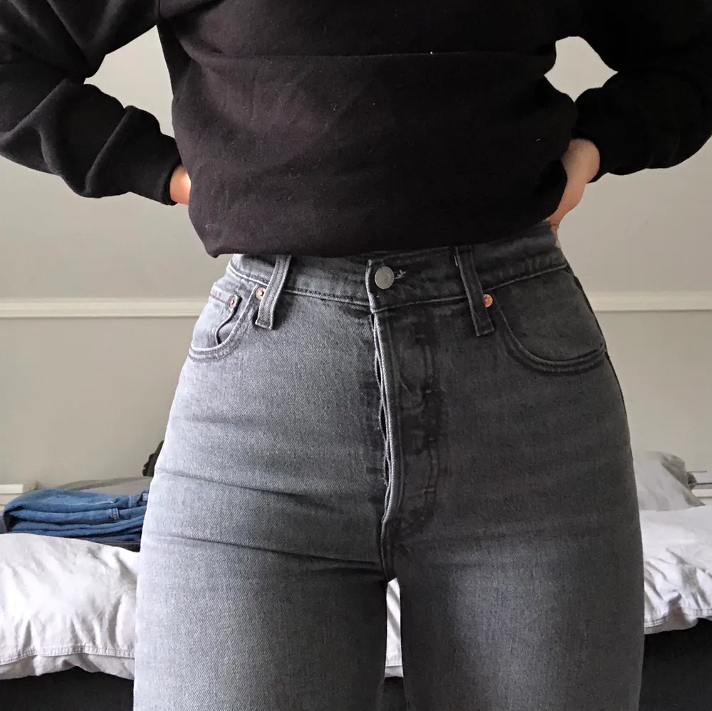 Supersnygga jeans ifrån Levis, nypris 1 245 kronor. Modellen heter ribcage flare och dom är i storlek 27. Endast använda en gång och säljs pga att jag tycker att dom inte riktigt passar mig. Betalning sker via swish & kunden står för frakt🥰. Jeans & Byxor.