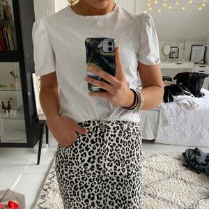 Mycket fin leopard kjol från HM. Bra passform och i fint skick.