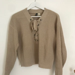 Beige stickad tröja - En superfin och enkel stickad tröja från HM. Superbra skick då den e väldigt lite använd
