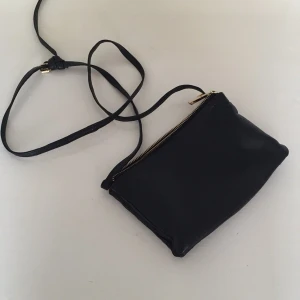  - Axelremsväska från WERA Stockholm i äkta skinn!
Sparsamt använd
Skickas med dustbag.